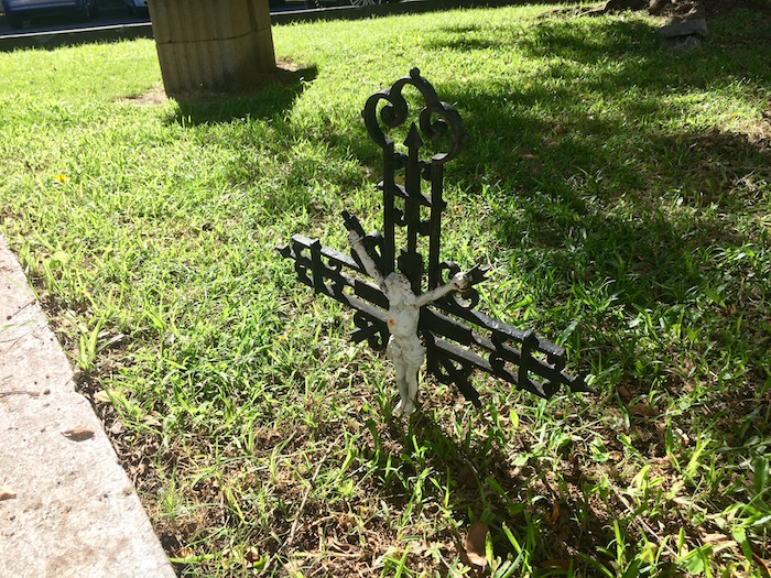 La croix du jubilé a également été vandalisée.