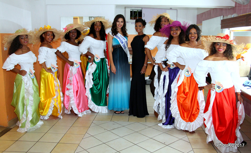 Les 8 candidates avec Ambre N'Guyen Miss Réunion 2016 et Florence Cataye Chaperonne des candidates de Miss Saint-Paul 2017