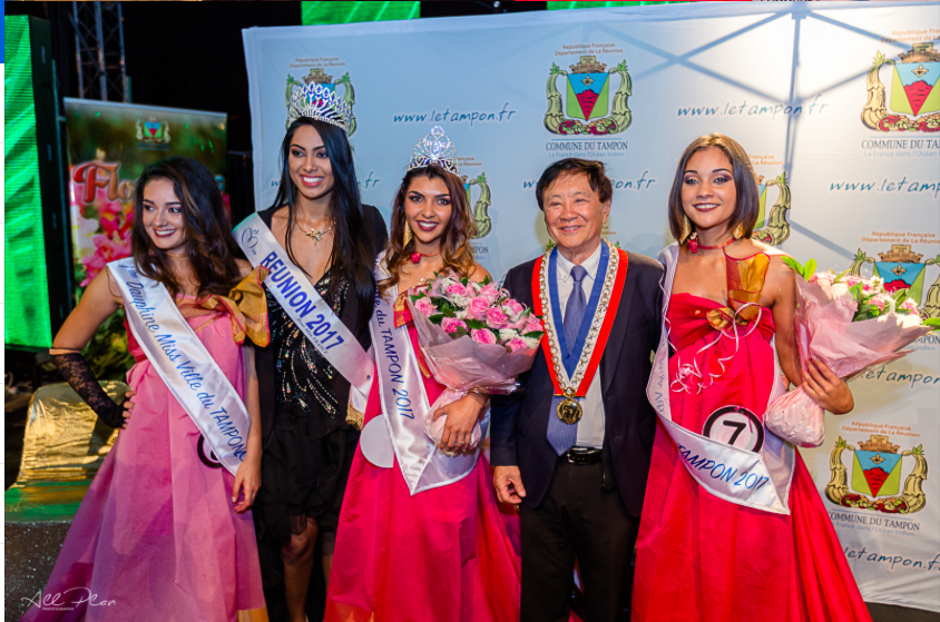 André Thien Ah Koon entouré de Miss Ville du Tampon 2017, de ses dauphines et de Miss Réunion