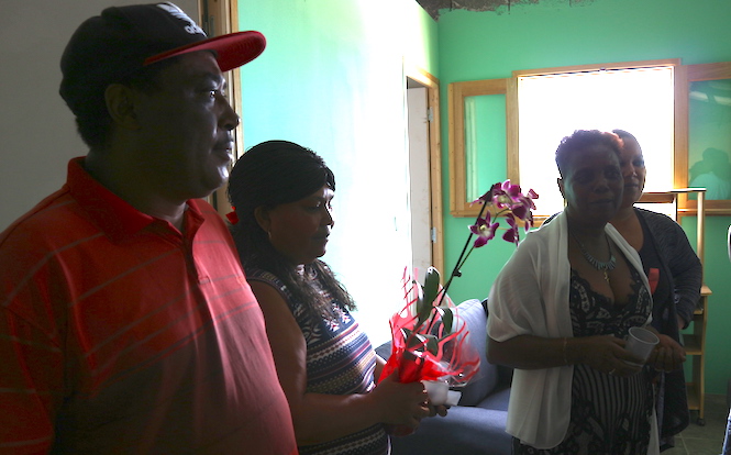Daniella et ses enfants découvrent leur nouvelle maison, refaite à neuf par une centaine de bénévoles