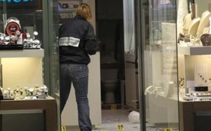 Le bijoutier qui a tué un braqueur mis en examen pour homicide volontaire Le bijoutier qui a tué un braqueur mis en examen pour homicide volontaire