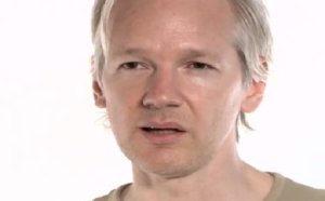 L'Angleterre menace d'attaquer l'ambassade équatorienne pour récupérer Julian Assange L'Angleterre menace d'attaquer l'ambassade équatorienne pour récupérer Julian Assange