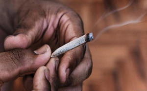 Maurice : Un médecin mis à pied pour avoir fumé un joint à l’hôpital Maurice : Un médecin mis à pied pour avoir fumé un joint à l’hôpital