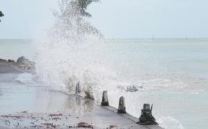 "La mer était démontée hier, vendredi 20 décembre, à Pointe-Venus à cause du cyclone Amara. Et le temps s'est devantage dégradé ce samedi" relate L'Express de Maurice (source photo : www.lexpress.mu)