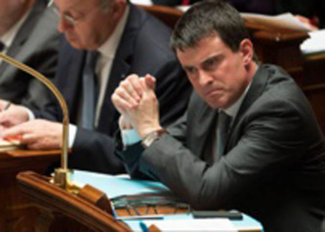 Manuel Valls recourt à l'art. 49-3, l'opposition dépose une motion de censure