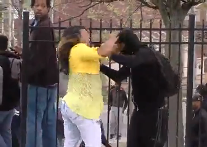 Baltimore : Une mère reconnaît son fils parmi les émeutiers et le corrige en public