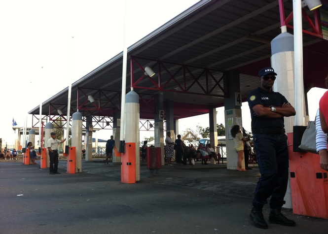 Les jeunes ont paralysé ce matin la gare routière pour protester contre la garde à vue de leurs amis Les jeunes ont paralysé ce matin la gare routière pour protester contre la garde à vue de leurs amis