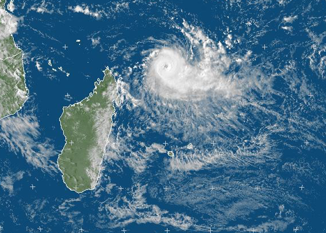 Toujours cyclone tropical intense, Fantala se trouve à 980 km au Nord de la Réunion