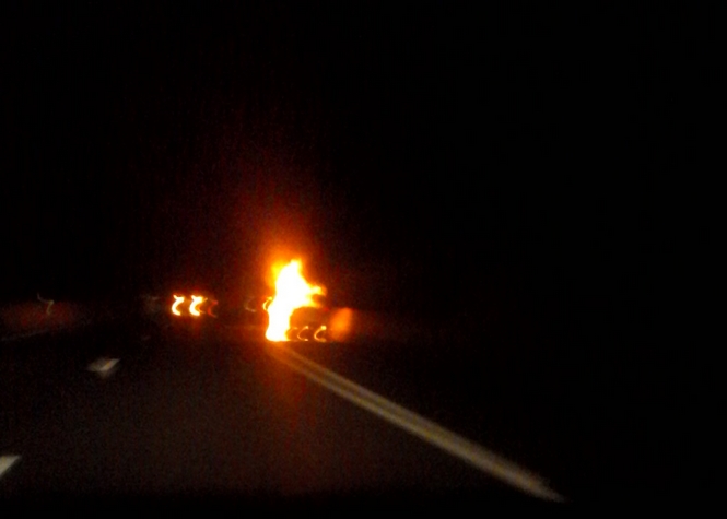 Une voiture prend feu sur la route des Tamarins