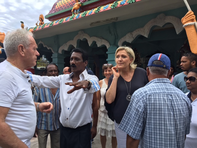 Marine Le Pen partage un repas dans un temple tamoul