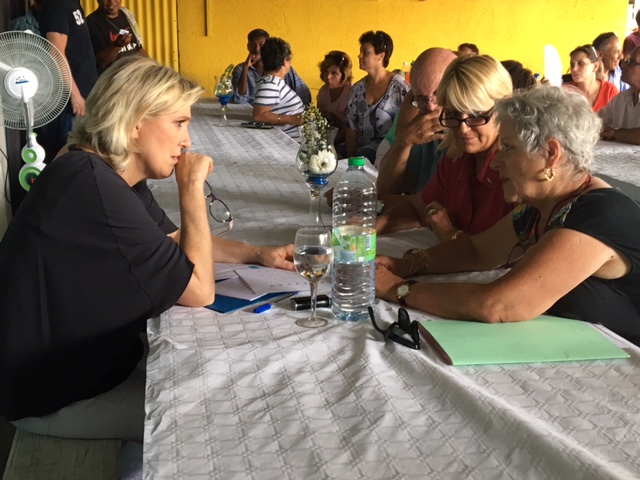 Marine Le Pen partage un repas dans un temple tamoul