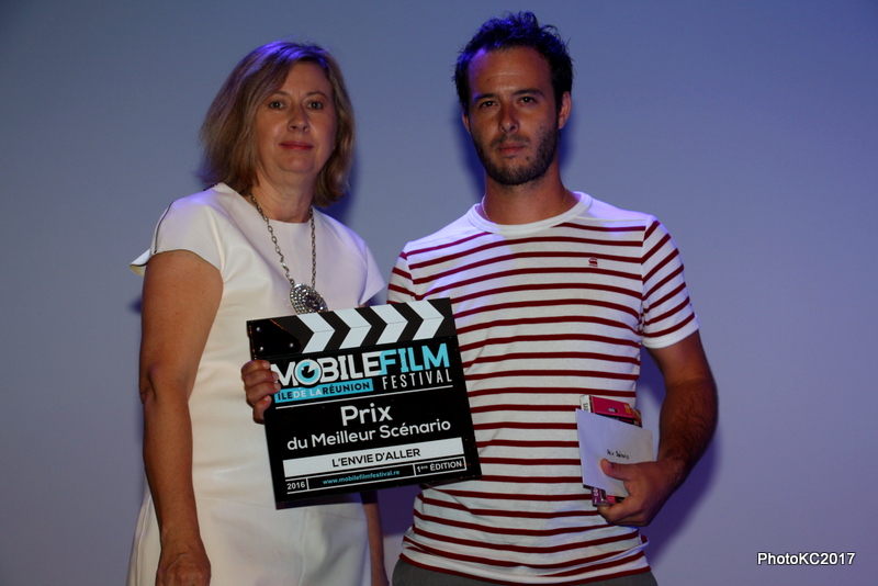Prix du Meilleur Scénario pour le court-métrage " l'envie d'aller" remis par Isabelle Jaillot à Louis Cagnat