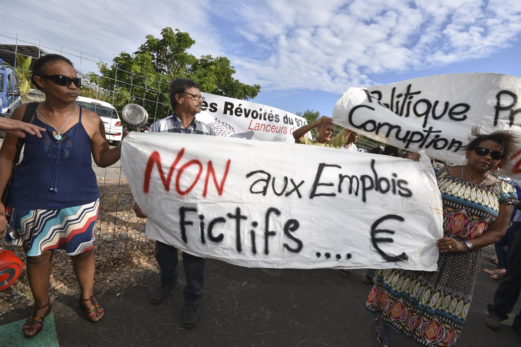 Les anti-corruption se font entendre sur le passage de François Fillon