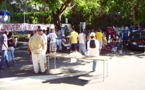 Une centaine de grévistes bloque le campus sud.