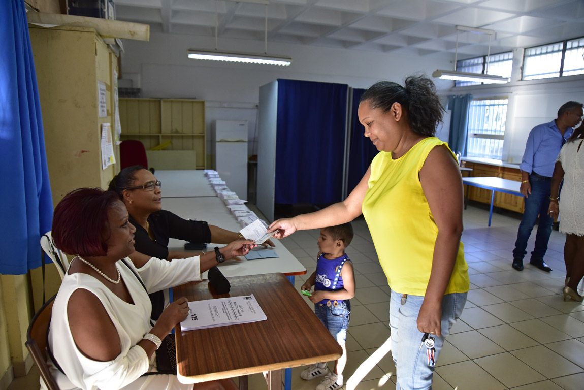 [RETOUR IMAGES] Ambiance dans un bureau de vote au Chaudron