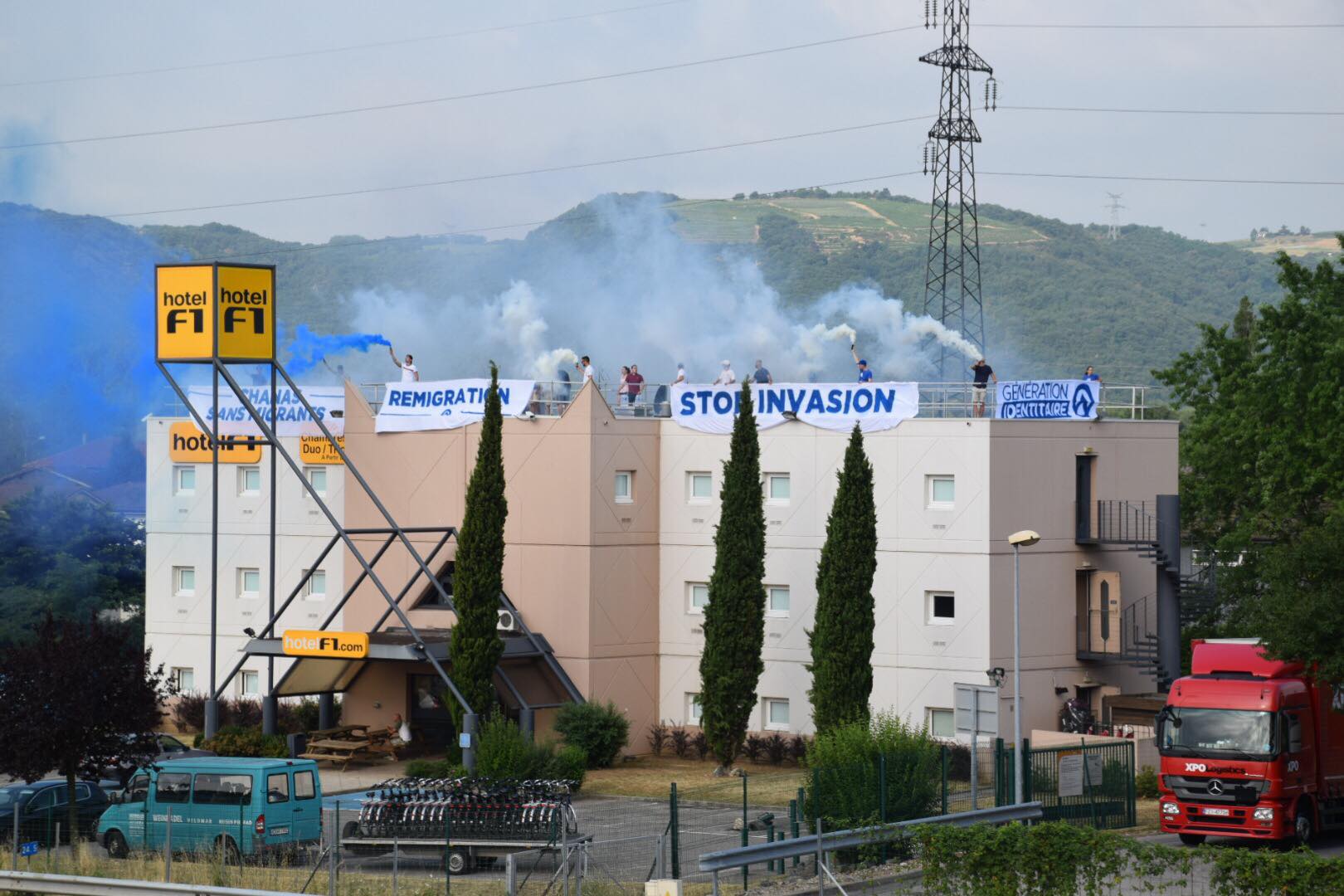 Isère : Opération anti-migrants de Génération identitaire sur le toit d'un hôtel