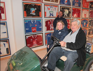 A la fin, "Loulou" Nicollin faisait la visite de son "musée" assis dans une voiturette de golf électrique