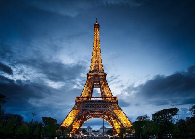 Tour Eiffel : Un homme armé d'un couteau arrêté, la section antiterroriste saisie