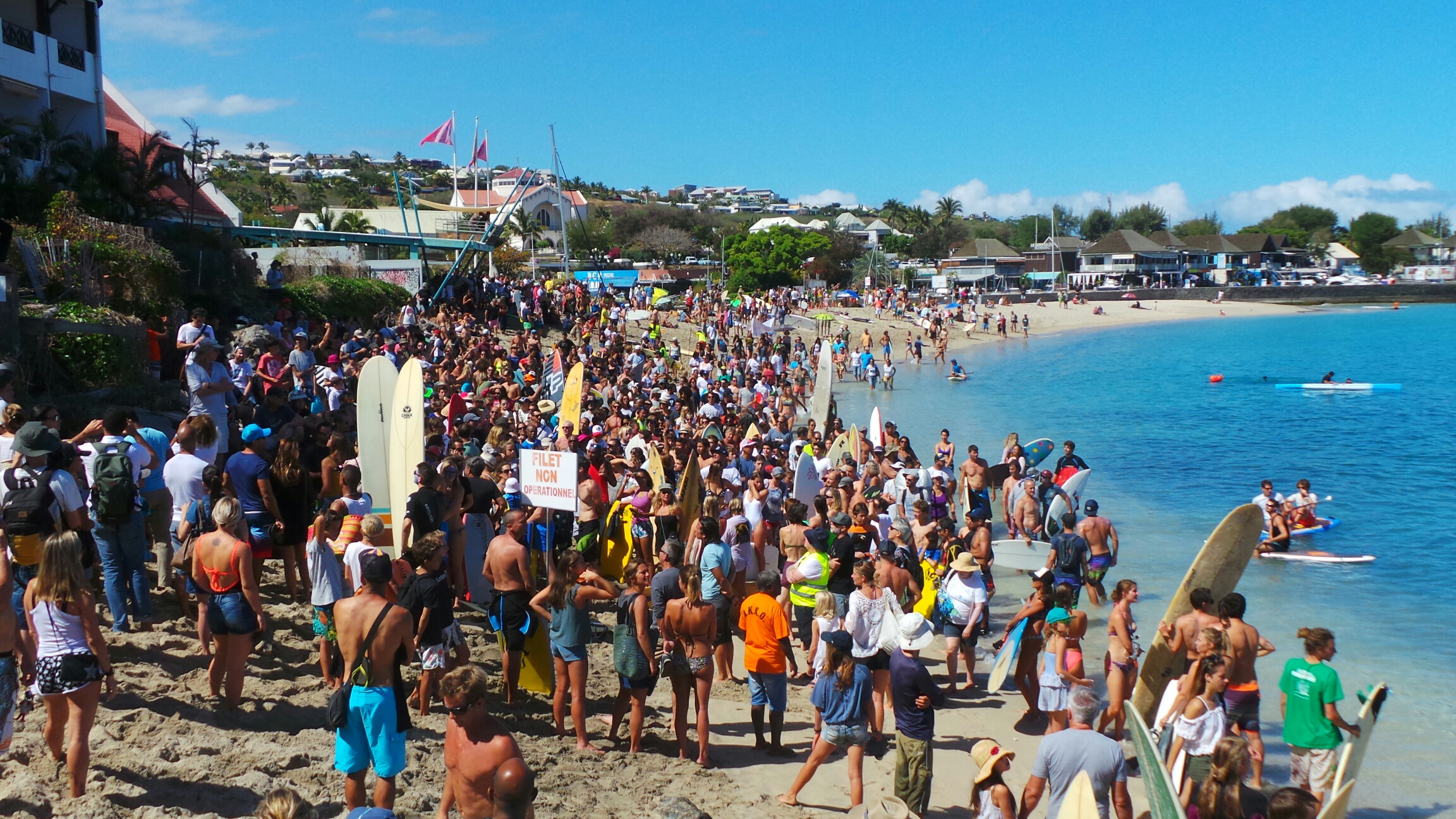 "Nou't tout dan la mer": Des centaines de personnes rassemblées, malgré l'interdiction