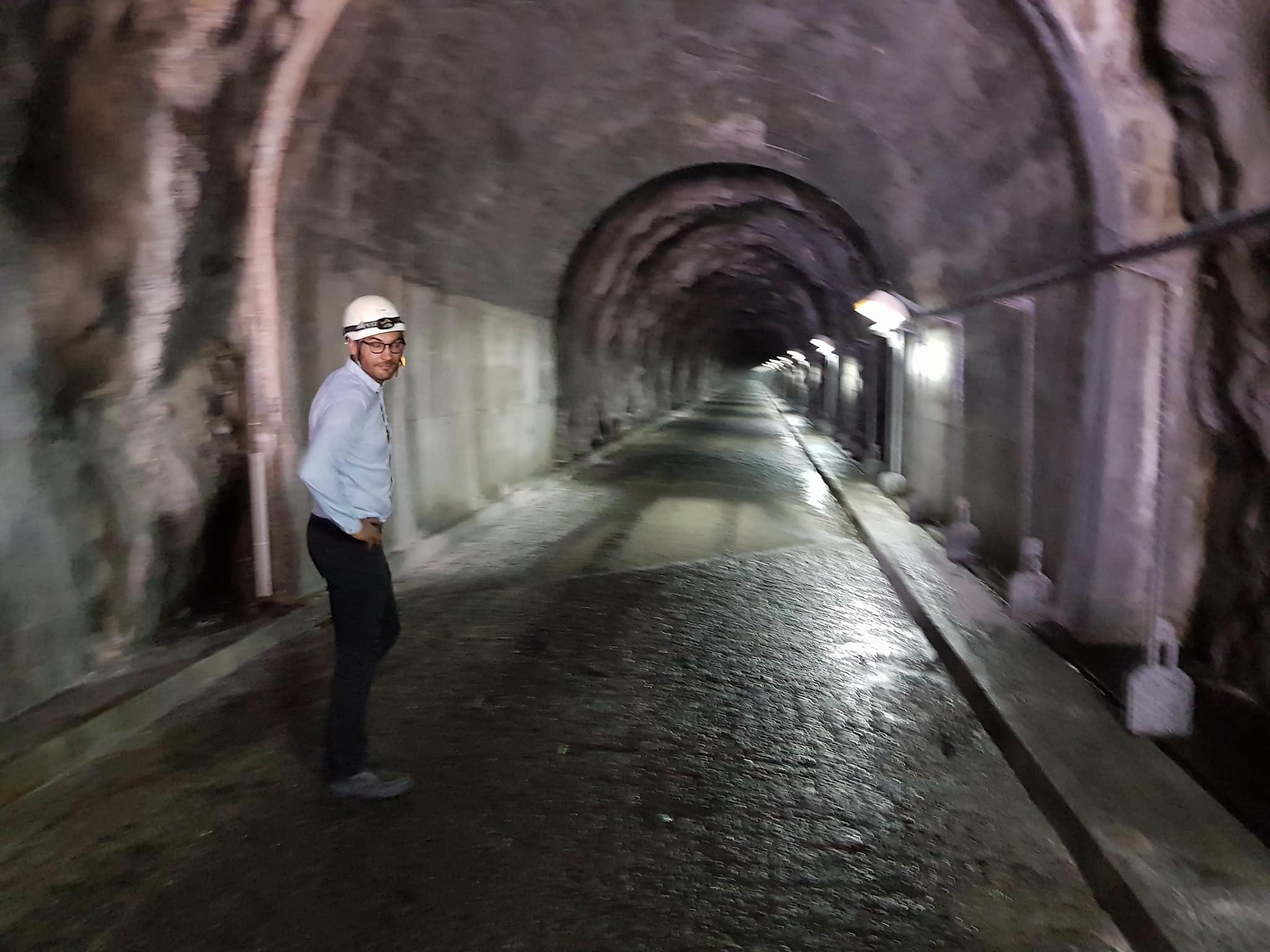 Frédéric Cellier, le responsable de la production d'EDF Réunion, dans le tunnel qui mène à la centrale de Takamaka, à 300m de profondeur