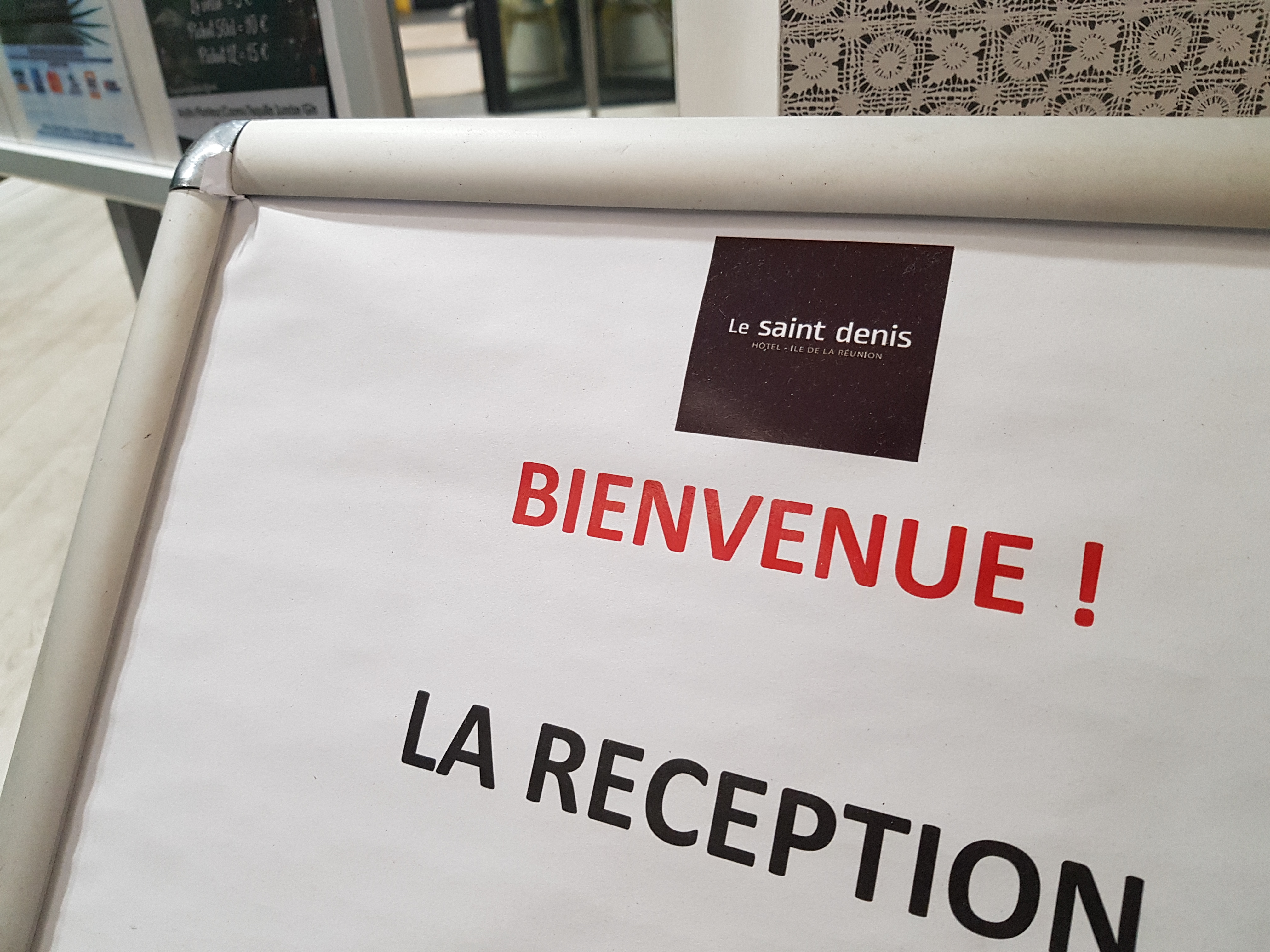 Salariés et clients de l'hôtel le Saint-Denis dans l'attente