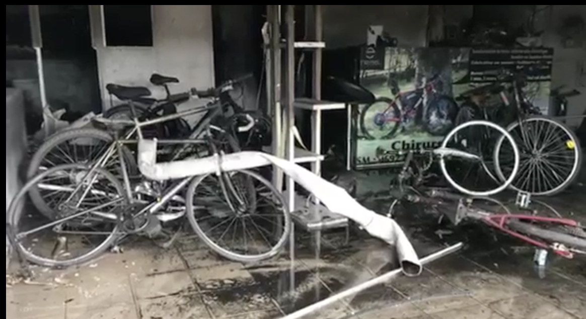 Un magasin de vélos électriques avec des batteries au lithium prend feu