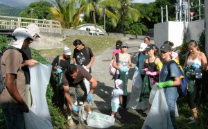Des élèves nettoient la plage de La Possession