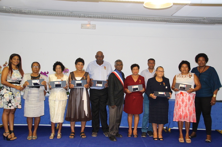 Huit familles saint-pauloises reçoivent la médaille de la famille française