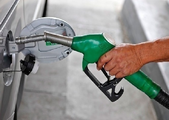 Hausse carburant: le collectif "Pou lo Pèp" veut agir intelligemment