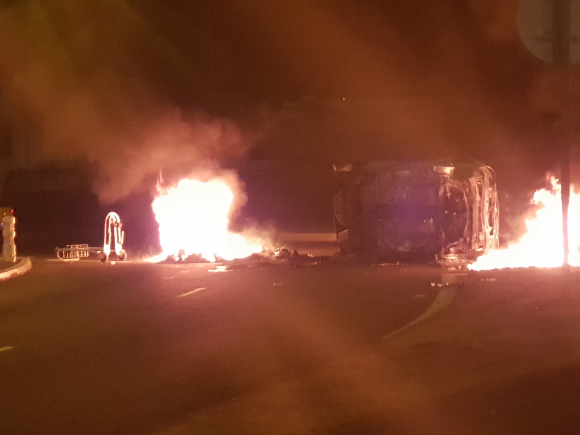 St-Denis : Le boulevard Sud toujours bloqué par une voiture et des poubelles en feu