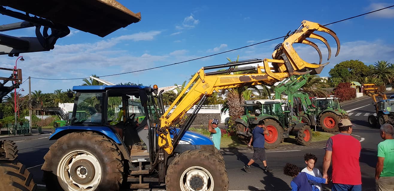 📷 Gilets jaunes : des tracteurs bloquent le rond-point de Petite-île
