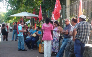 Les grévistes bloquent l'accès à EDF Saint Pierre