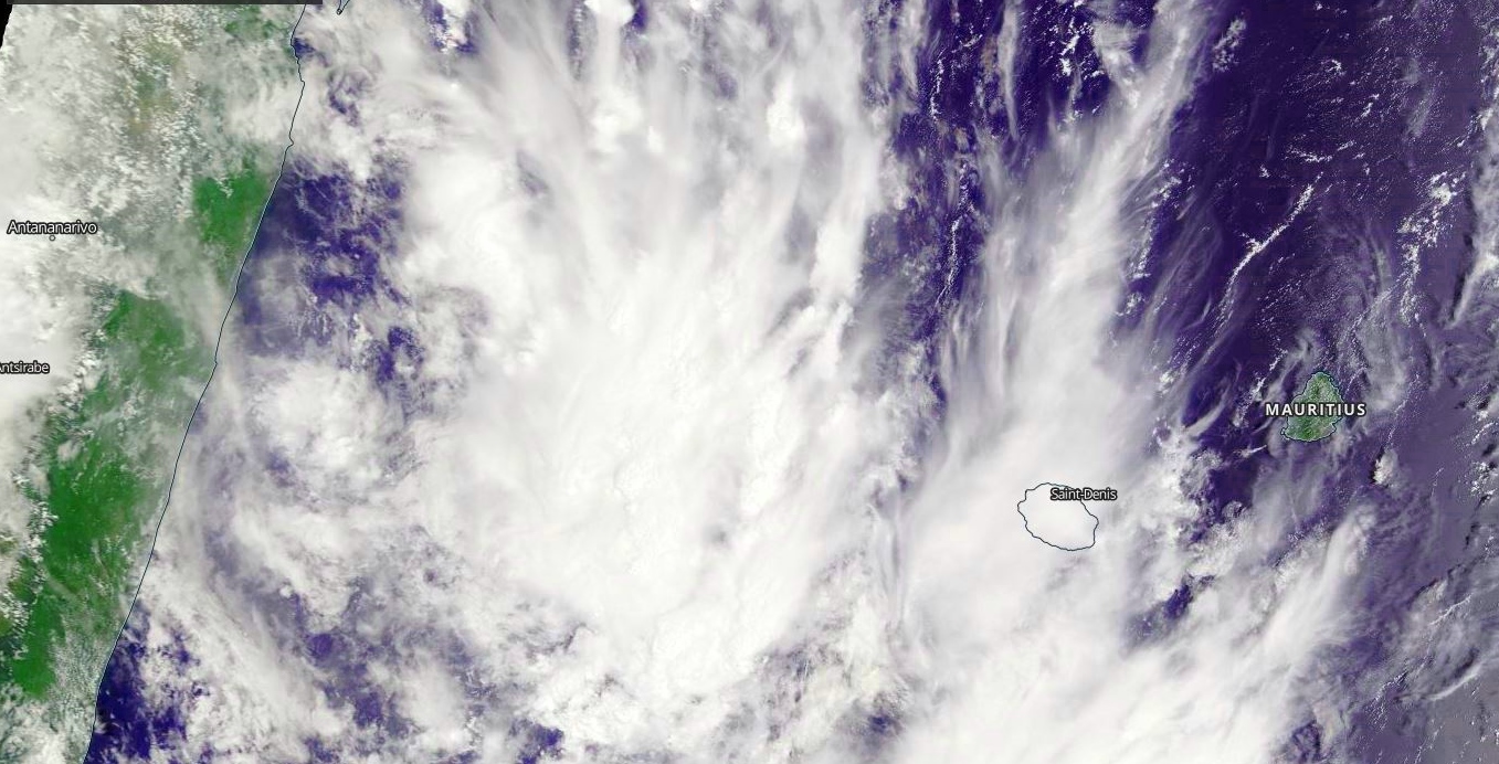 Satellite Terra à 10h30: la zone active circule à un peu plus de 100km de la Réunion. Maurice est sous le soleil. Nasa US.