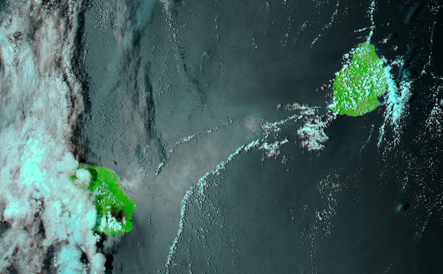 Les Iles Soeurs capturées par le satellite Aqua à 14h. Le Piton de la Fournaise bien visible avec des nuages venus du large sur la moitié ouest de la Réunion qui ont apporté quelques averses. Maurice sous le soleil malgré quelques ondées sur l'est et le sud est. Nasa US.
