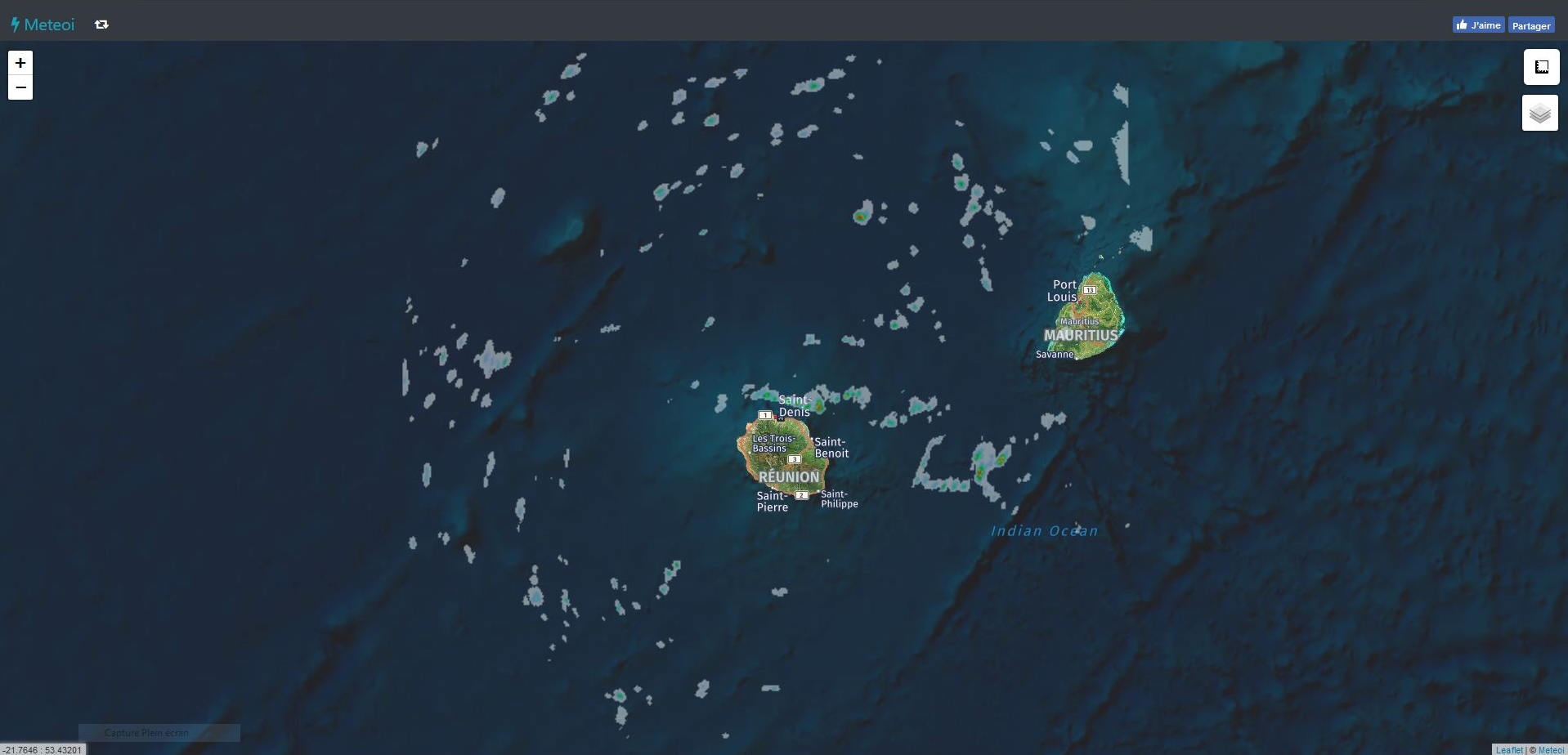 Les nuages et les averses sont nettement plus nombreux dans notre voisinage. Quelques petits foyers modérément actifs sont au large des côtes nord est de la Réunion. Image radar de 07h15. https://www.meteoi.re/