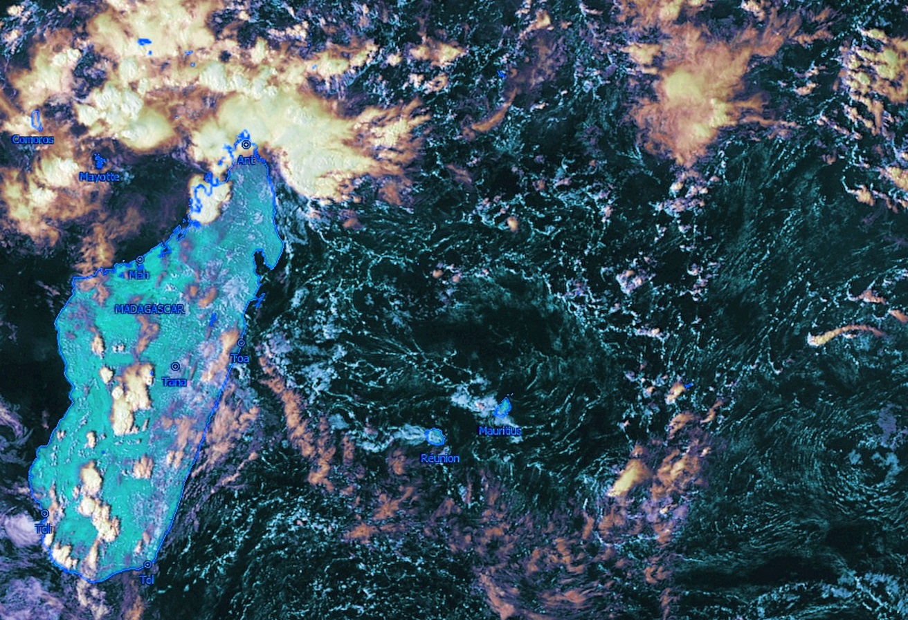 Photo satellite de la zone à 16h. Un peu d'instabilité au sud de Rodrigues. Pas trop d'orages sur la Grande Iles. Forte instabilité dans le voisinage de Diégo Suarez. Kobus.