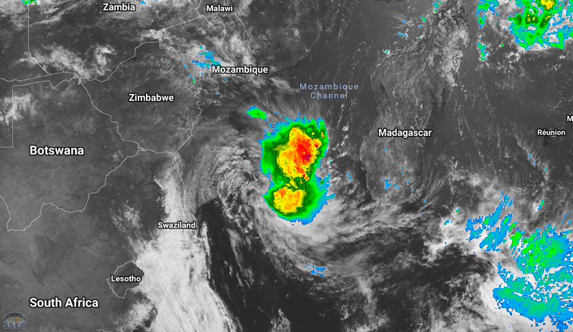 Image satellite à midi. Composition visible et infra-rouge. La perturbation tropicale est sur le Canal de MOZ. Convection bien développée à l'est du centre estimé.