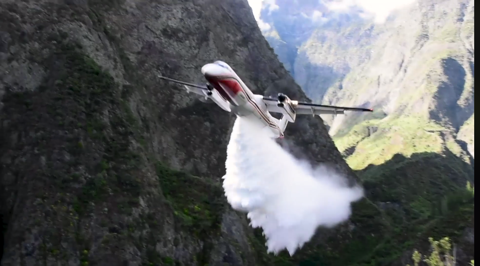Magnifique vidéo du Dash 8 volant en rase-mottes dans le cirque de Mafate