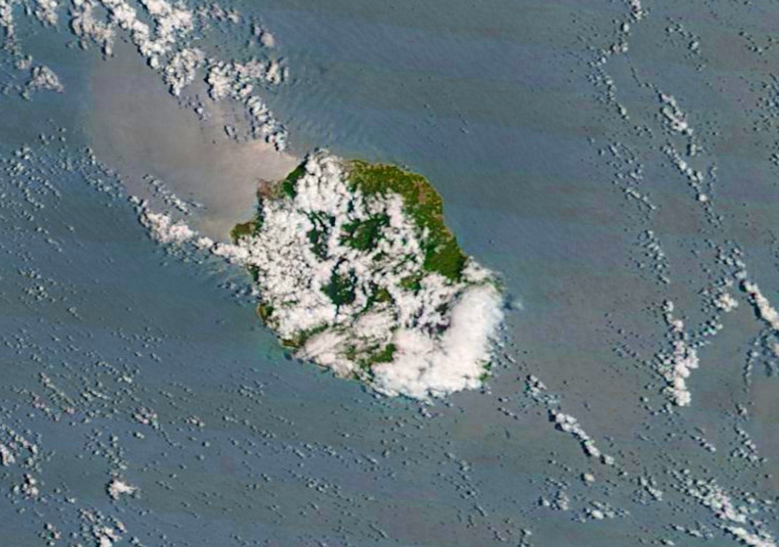 10h45: La Réunion capturée par Terra. Le volcan est souvent bouché et il pleut. Ciel encombré sur le sud est. Développements dirunes sur les pentes de l'ouest et du nord ouest.