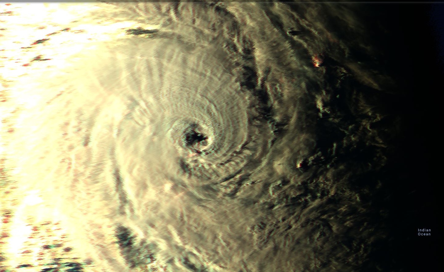 17h45: chaleur et soleil sur les Mascareignes encore et encore , le cyclone  intense HALEH à 975km de ROD, (VIDEO)