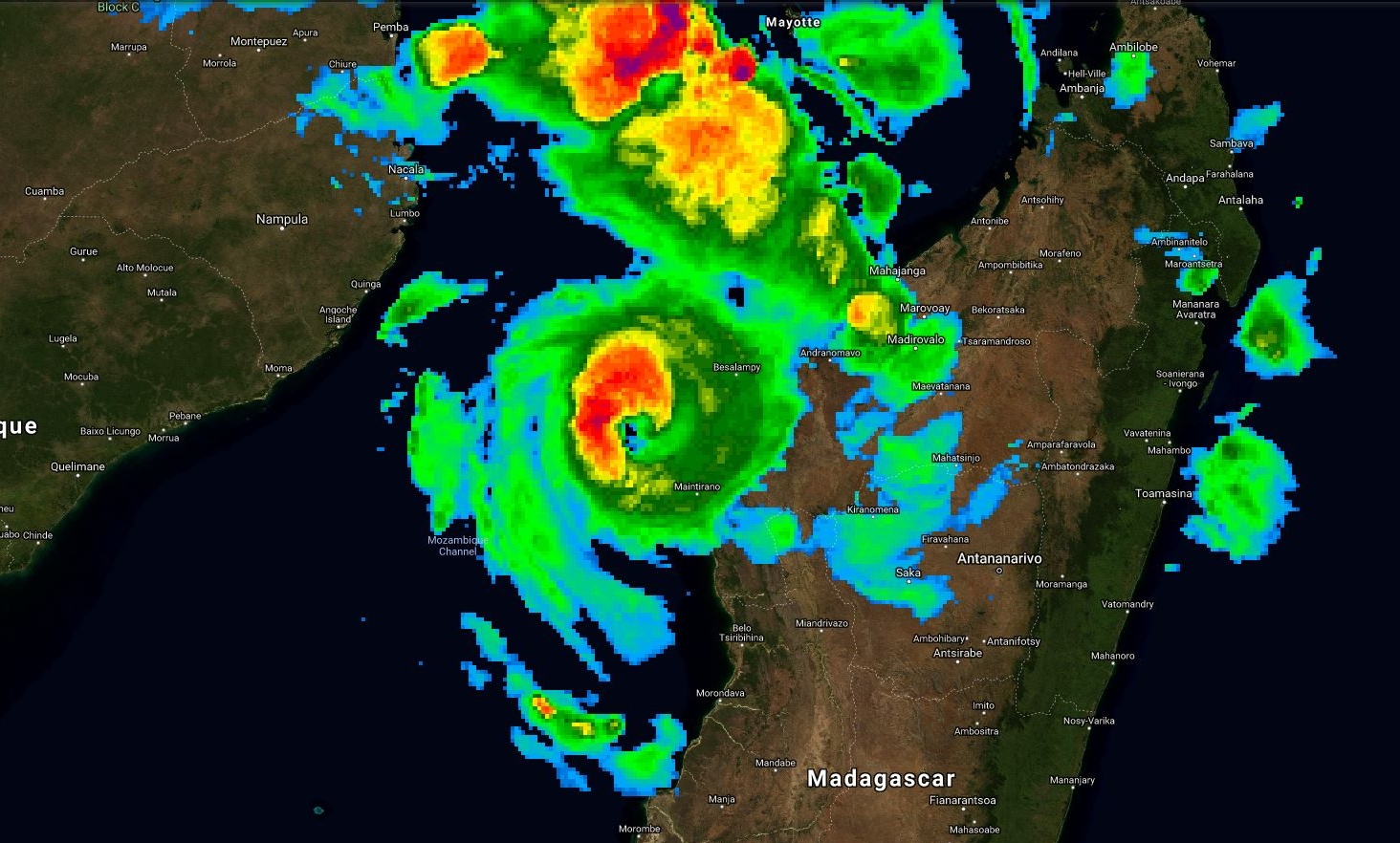 IDAI(18S) est à présent un cyclone tropical qui s'intensifie rapidement à 125km de Maintirano/Madagascar