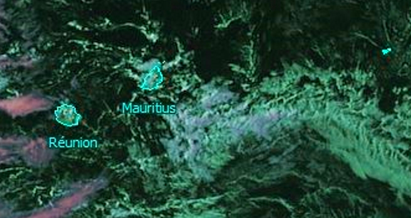 Photo satellite de 16h: les nuages situés au sud-est de Maurice remontent vers les Iles Soeurs cette nuit. Rodrigues est à l'écart des averses a priori. Image Kobus que j'ai travaillée un peu.