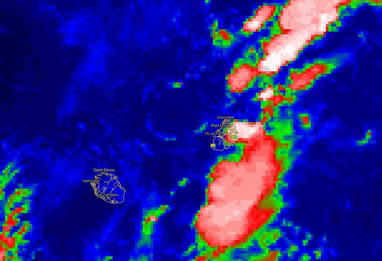 05H: averses à MAURICE. REUNION: nuages encore à distance des côtes pour le moment