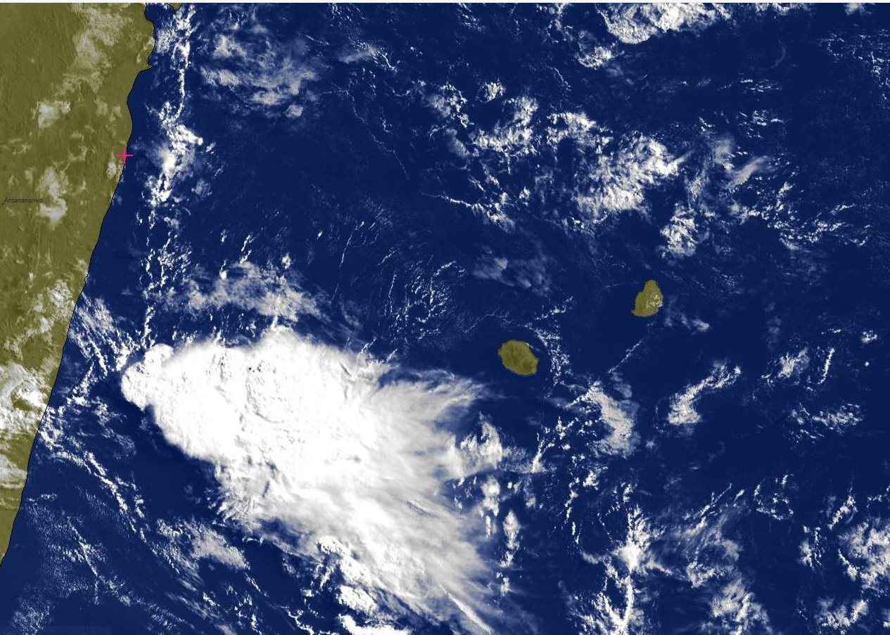 09h: les nuages du système frontal sont entre Mada et la Réunion et se rapprochent. Publication plus complète pour 13h