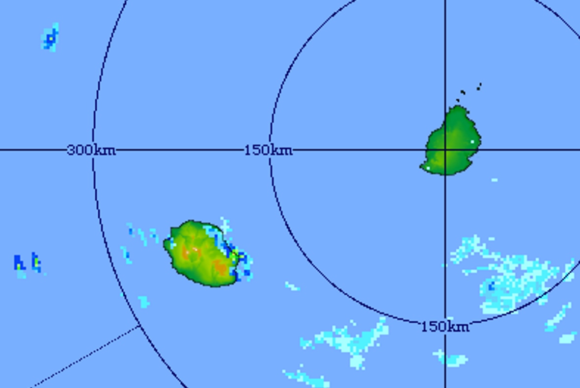 15h21: image radar(Trou Aux Cerfs) centrée sur les Iles Soeurs. Des averses soutenues touchent la région de Sainte Rose. Crédit image MMS.