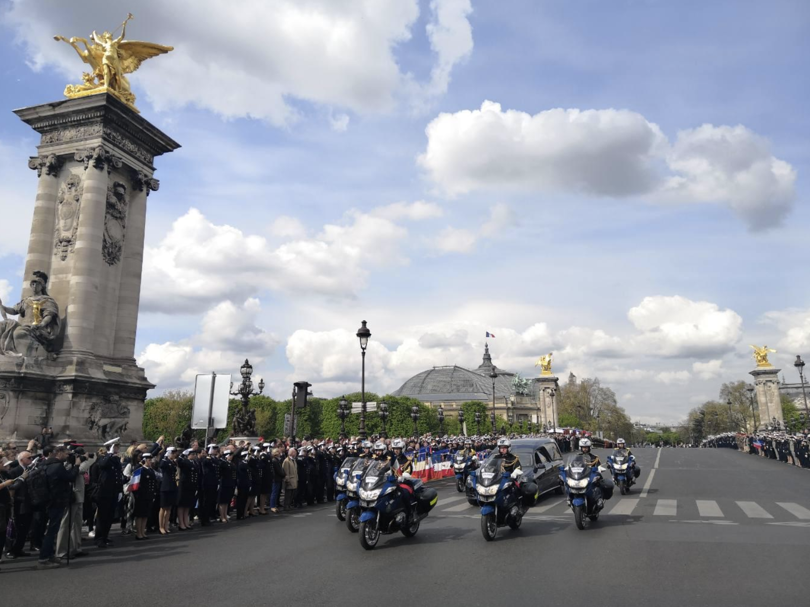 La population est invitée mardi 14 mai à 10h (Paris) sur le pont Alexandre III à manifester son respect et sa solidarité avec les familles des deux soldats disparus par une présence recueillie au passage du cortège funéraire