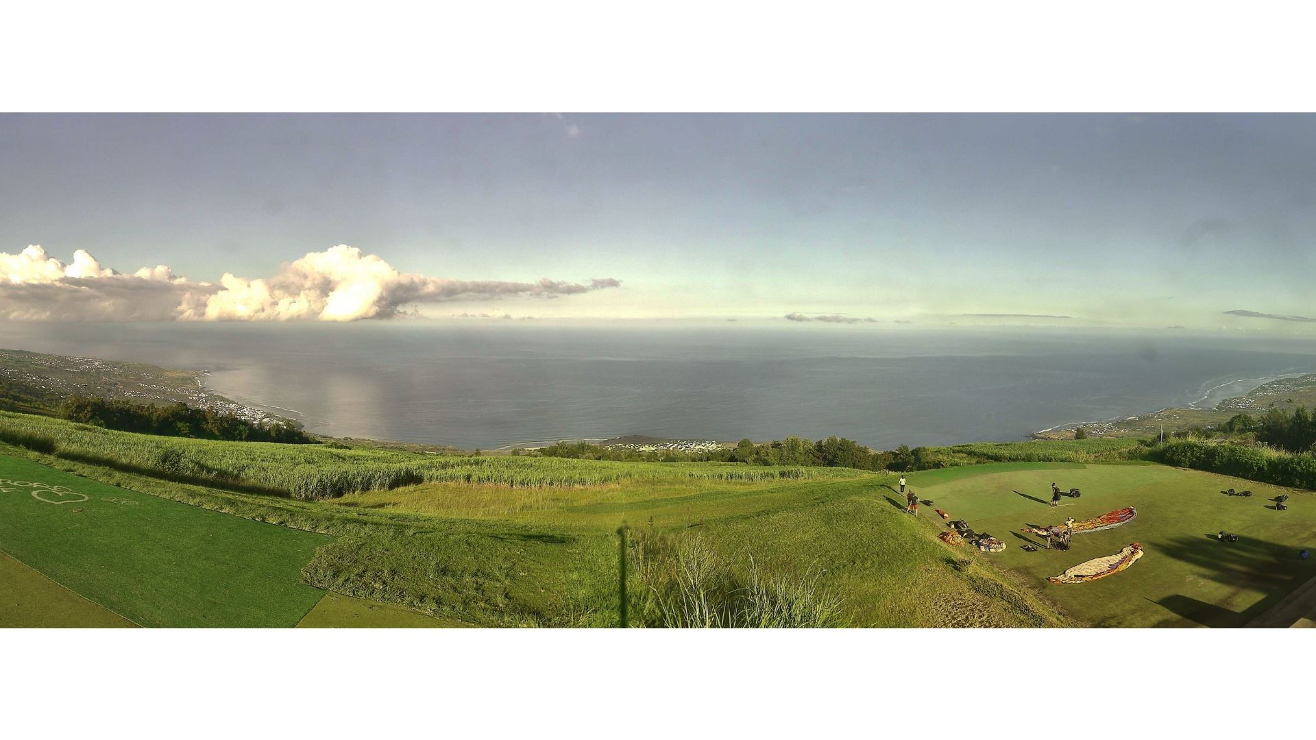 08h30 ce matin: webcam depuis Colimaçons(800m d'altitude) avec vue sur Saint Leu et la Saline. Credit image Météo Réunion