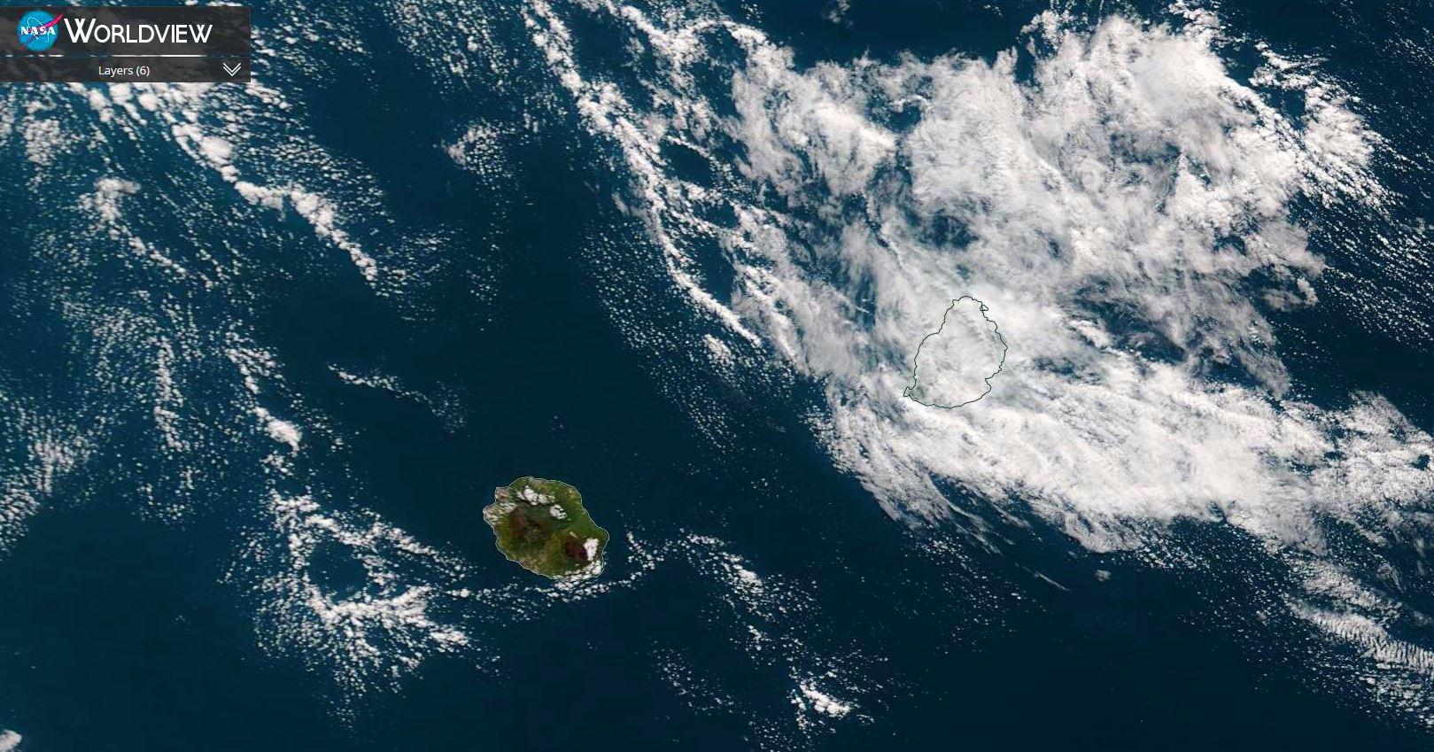 Photo satellite : les Iles Soeurs( Réunion et Maurice) vues par le satellite Terra ce matin à 10h10. La Réunion est sous le soleil qui réchauffe l'atmosphère après un petit matin bien frais alors que Maurice est engluée dans des nuages qui stagnent plus ou moins à proximité de l'île. NASA US