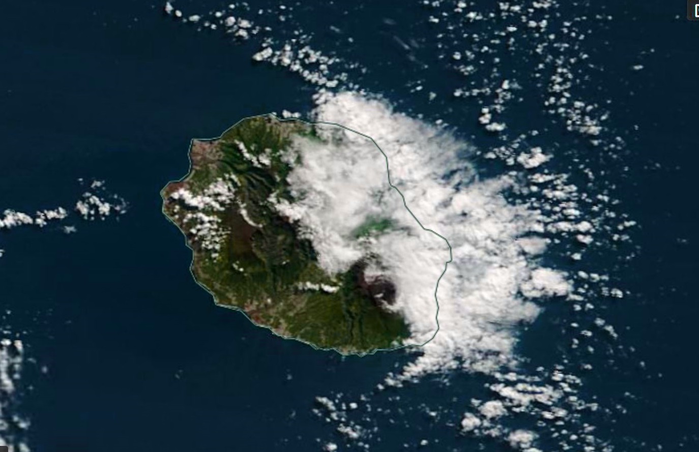 La REUNION capturée par le satellite Terra ce matin à 10h35. Temps classique d'alizé avec un ciel nuageux et localement pluvieux sur l'est alors que le soleil domine largement ailleurs. NASA US