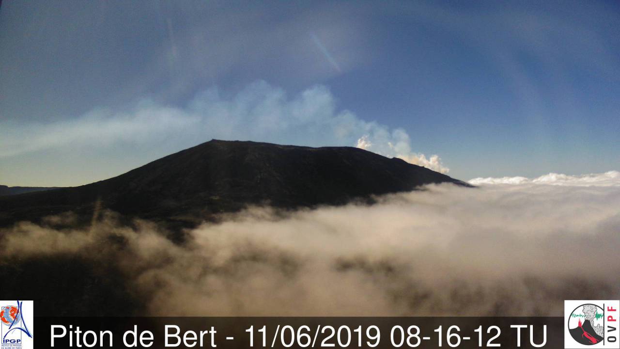 12h16: les sommets du volcan toisent les nuages avec un beau soleil. La station de Météo France au gîte de Bellecombe rapporte un joli 16.3° à midi. METEO REUNION